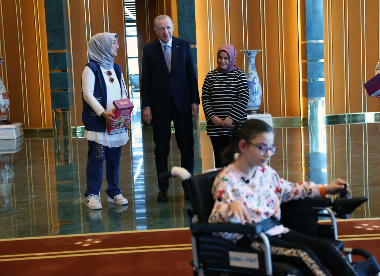 Cumhurbaşkanı Erdoğan, engelli iki kız çocuğuna tekerlekli sandalye hediye etti