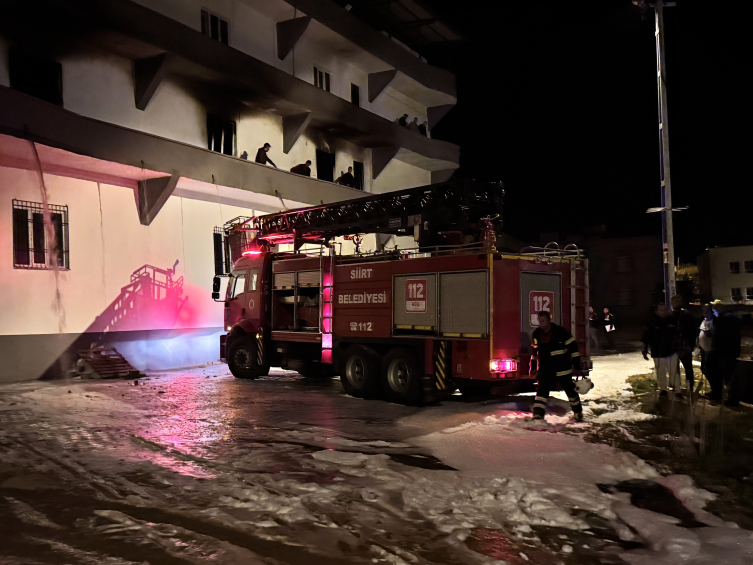 Siirt'te fabrika yangını: 11 kişi dumandan etkilendi