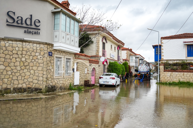 İzmir'de sağanak yolları göle çevirdi