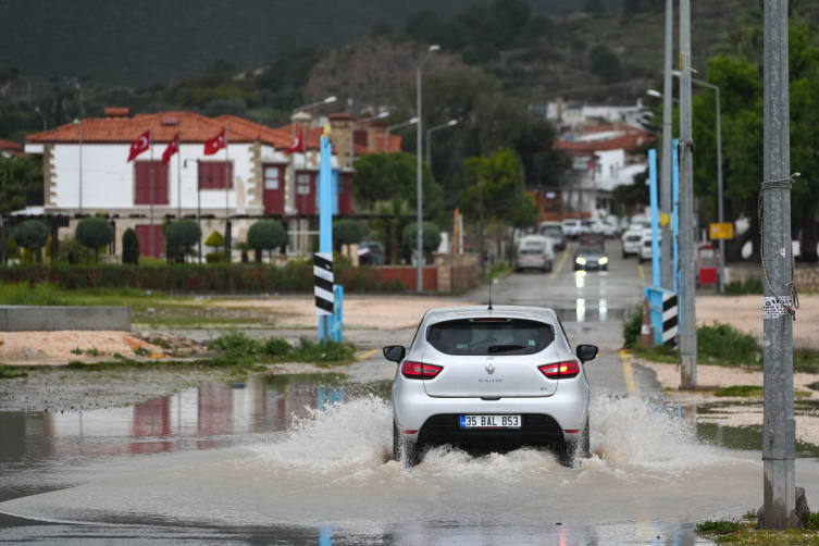 İzmir'de sağanak yolları göle çevirdi