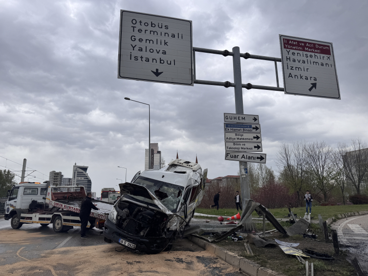 Bursa'da servis minibüsü devrildi: 1 ölü, 5 yaralı