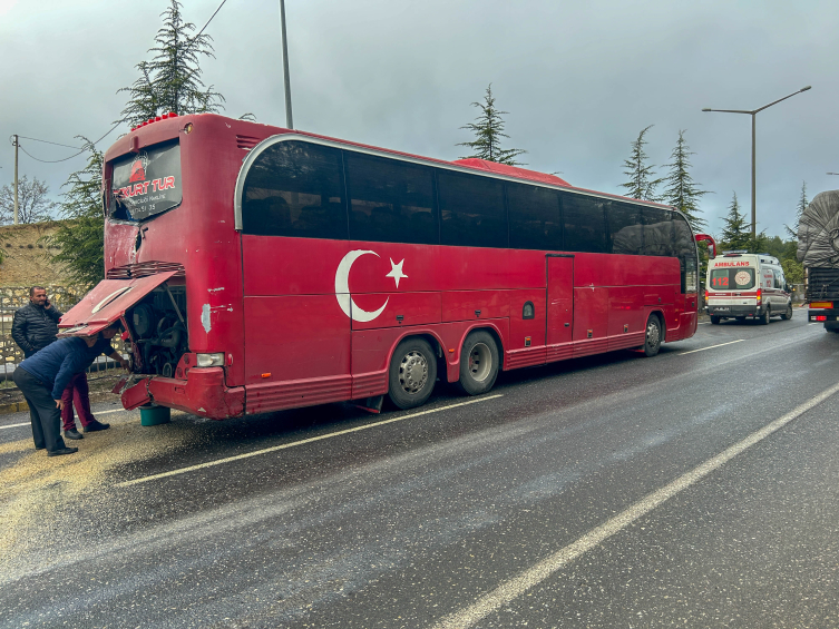 Uşak'ta işçi servisleri çarpıştı: 20 yaralı