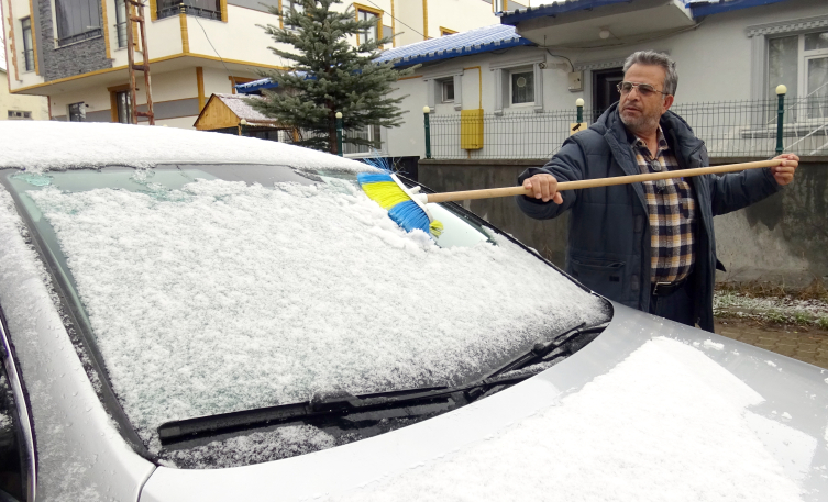 Kars ve Ardahan'ın yükseklerinde kar etkili oldu