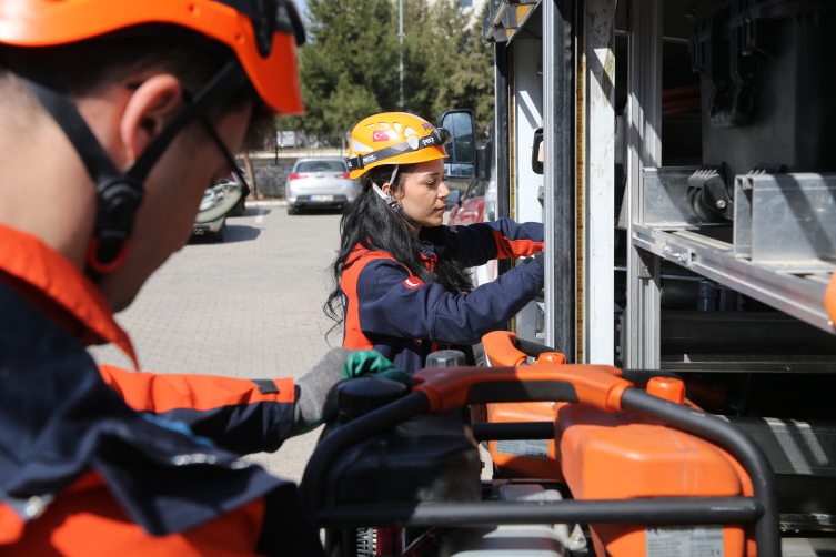 Depremde ailesini koruyan Aslı AFAD personeli oldu