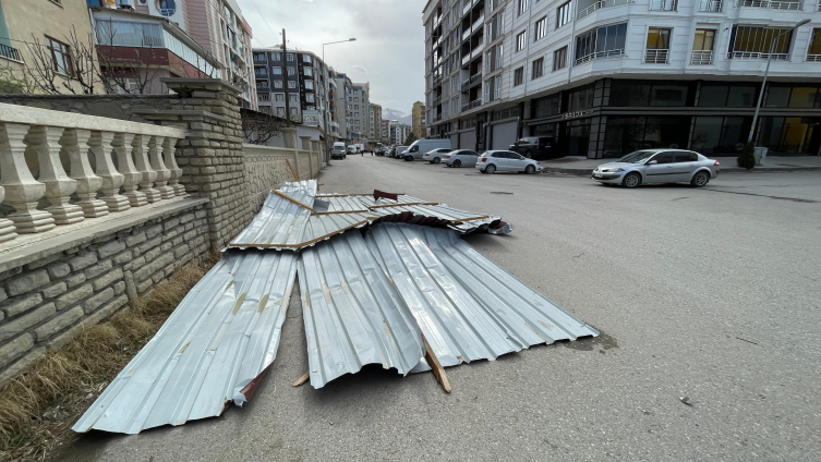 Van'da şiddetli rüzgar çatıları uçurdu