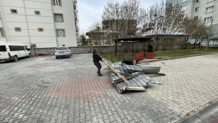 Van'da şiddetli rüzgar çatıları uçurdu