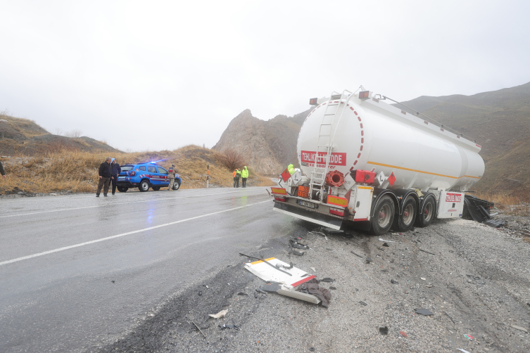 Hakkari'de otobüs ile yakıt tankeri çarpıştı