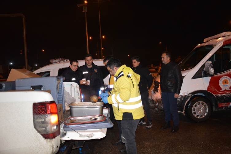 Samsun'da yolda mahsur kalanlara çorba ikram edildi
