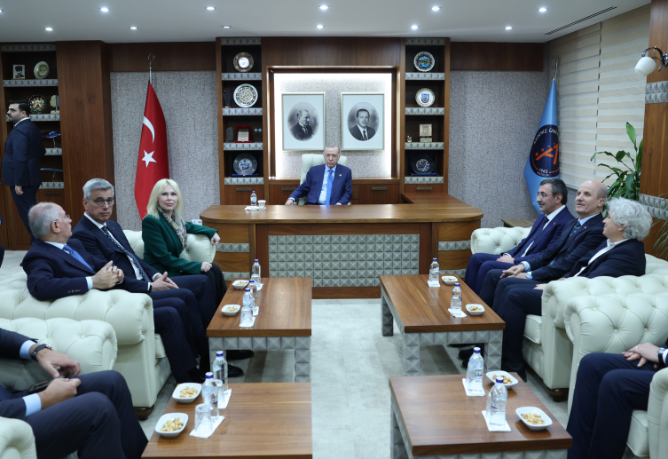 Cumhurbaşkanı Erdoğan, Antalya AK Parti Başkanlığı'nı ziyaret etti