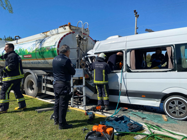 Antalya'da tur minibüsü sulama tankerine çarptı: 6 yaralı