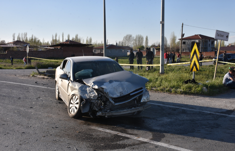Servis midibüsü ile otomobil çarpıştı: 12 yaralı