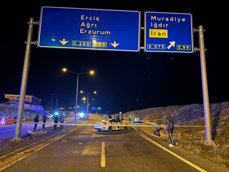 Van'da otomobil direğe çarptı: Ölü ve yaralılar var