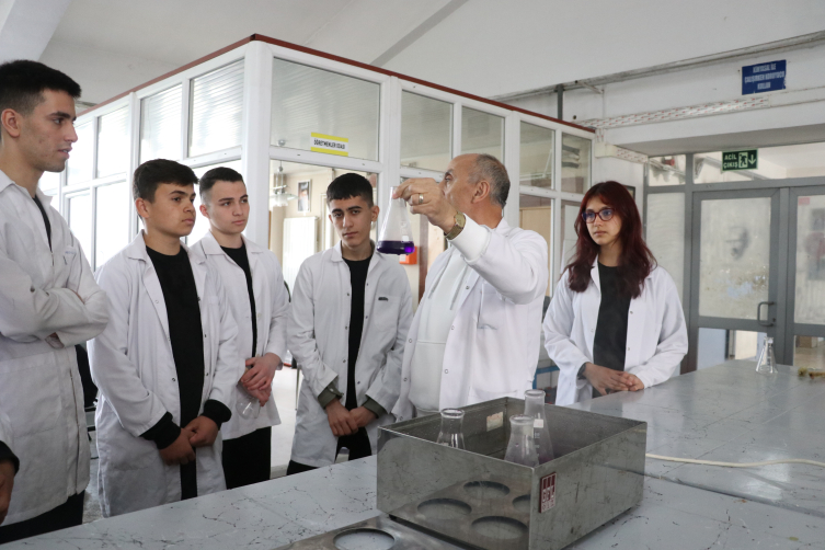 Temizlik malzemesi üreten lise fabrika gibi üretken çalışıyor