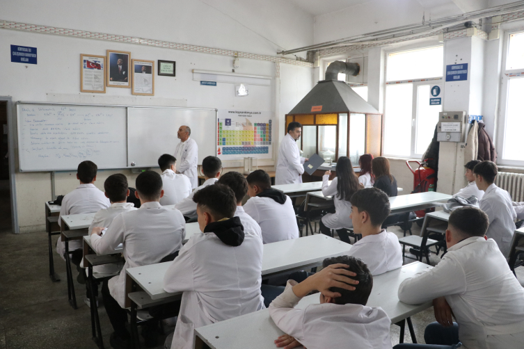 Temizlik malzemesi üreten lise fabrika gibi üretken çalışıyor