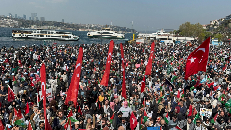 İstanbul'da "Gazze Ölüyor! Ayağa Kalk!" yürüyüşü düzenlendi
