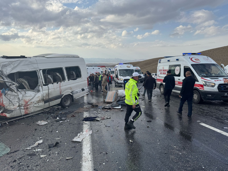 Van'da minibüsle kamyonet çarpıştı: 7 ölü