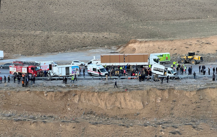 Van'da minibüsle kamyonet çarpıştı: 7 ölü