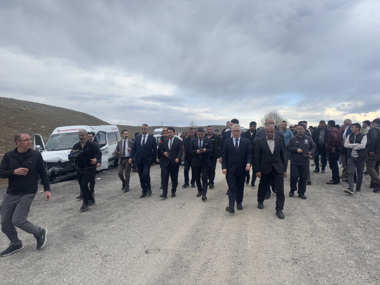 Kamu personelini taşıyan minibüs ile otomobil çarpıştı: 1 ölü, 17 yaralı