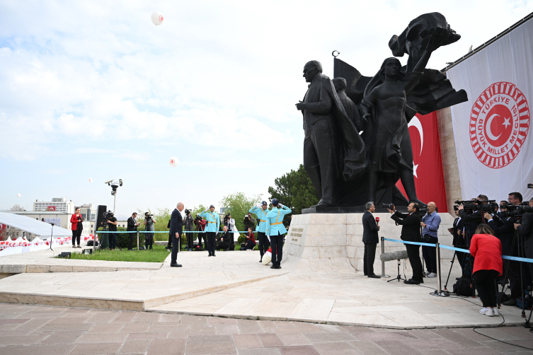 TBMM Başkanı Kurtulmuş, Meclis'teki Atatürk Anıtı'na çelenk bıraktı