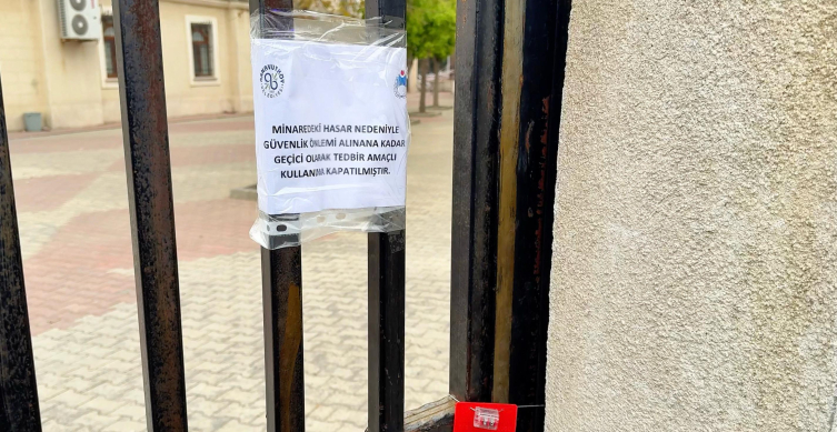 Depremde minaresinde hasar oluşan cami geçici olarak kapatıldı
