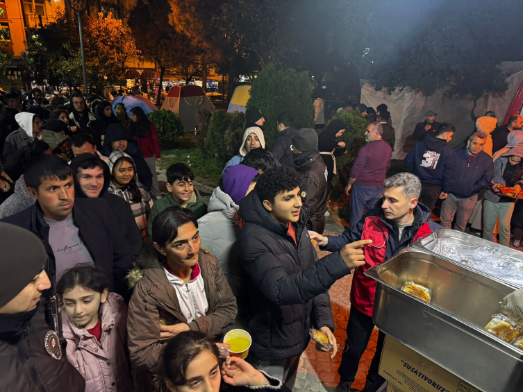 İstanbullular geceyi dışarıda geçirdi