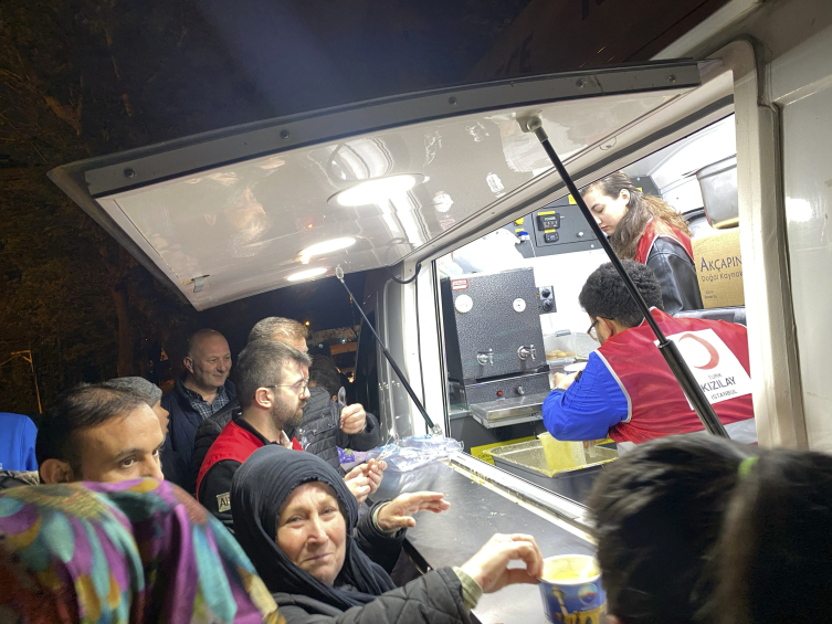 Türk Kızılay depremler sonrası gıda desteğini sürdürüyor