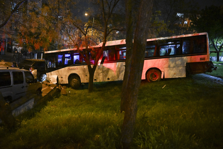 Freni boşalan işçi servisi, araçlara çarparak durabildi