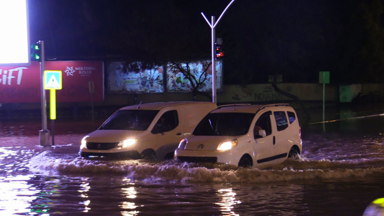 Adana'da sağanak: Cadde ve sokaklar su bastı