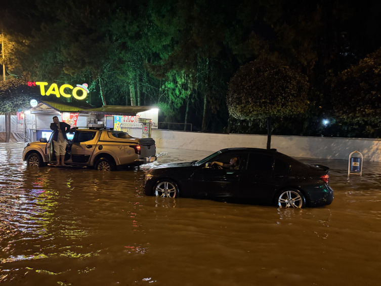 Adana'da sağanak: Cadde ve sokaklar su bastı