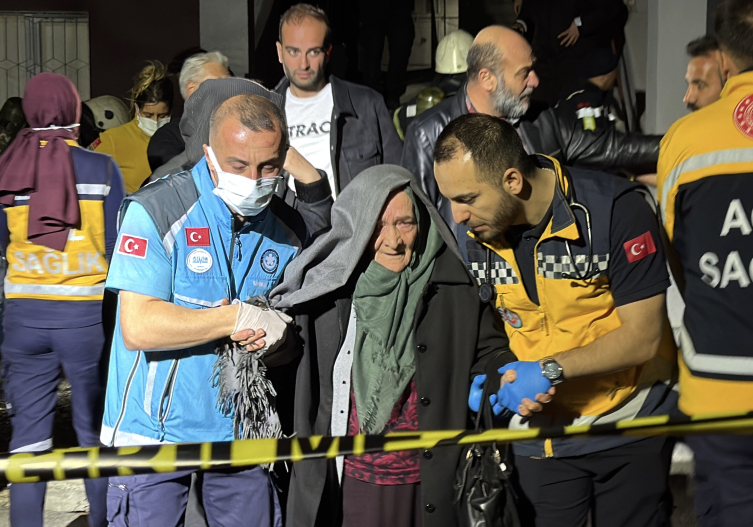 Erzurum'da apartmanda yangın: 16 kişi dumandan etkilendi