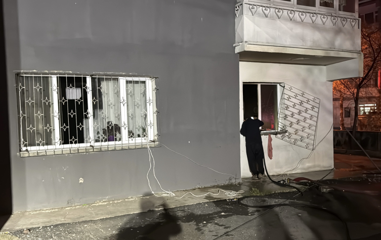 Erzurum'da apartmanda yangın: 16 kişi dumandan etkilendi