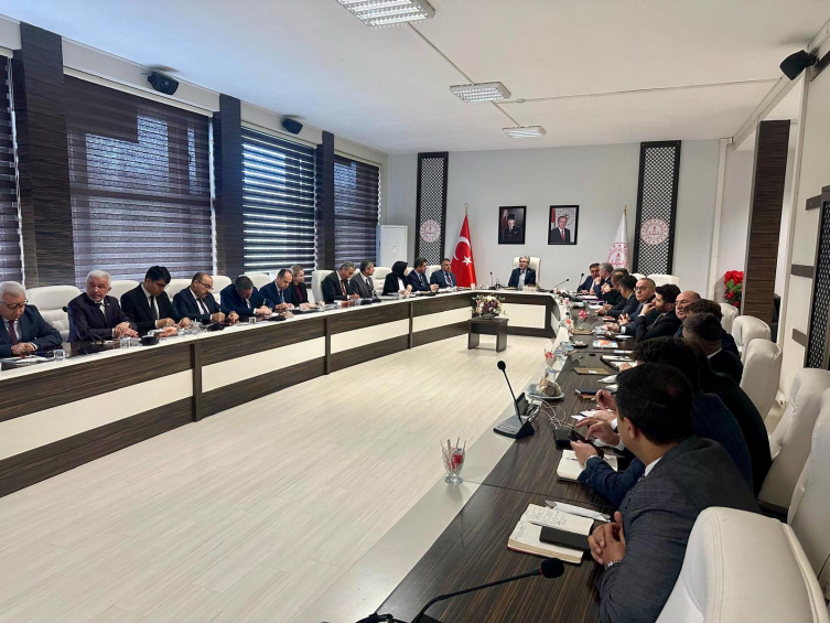 Deprem sonrası eğitim camiası dayanışma için sahaya indi