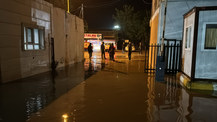 Siirt'te sağanak: Cadde ve sokakları su bastı