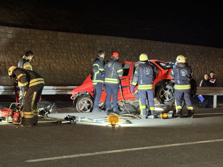 Kocaeli'de otomobil bariyere çarptı: 2 ölü