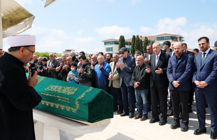 Cumhurbaşkanı Erdoğan vefat eden Arapça öğretmeninin cenazesine katıldı