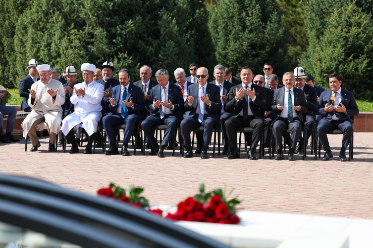 TBMM Başkanı Kurtulmuş Ata-Beyit Ulusal Tarih ve Anıt Kompleksi'ni ziyaret etti