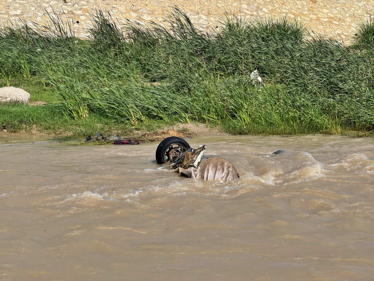 Osmaniye'de derenin taşması sonucu sürüklenen araçlara ulaşıldı