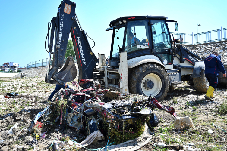 Osmaniye'de derenin taşması sonucu sürüklenen araçlara ulaşıldı
