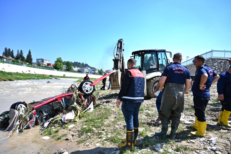 Osmaniye'de derenin taşması sonucu sürüklenen araçlara ulaşıldı