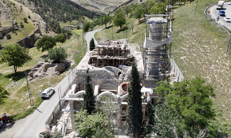 Depremde yıkılan tarihi cami bu yıl yeniden ibadete açılacak