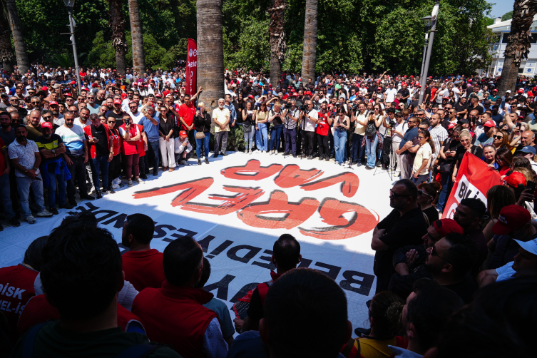 İzmir'de işçilerin grevi nedeniyle belediye hizmetlerinde aksama oldu