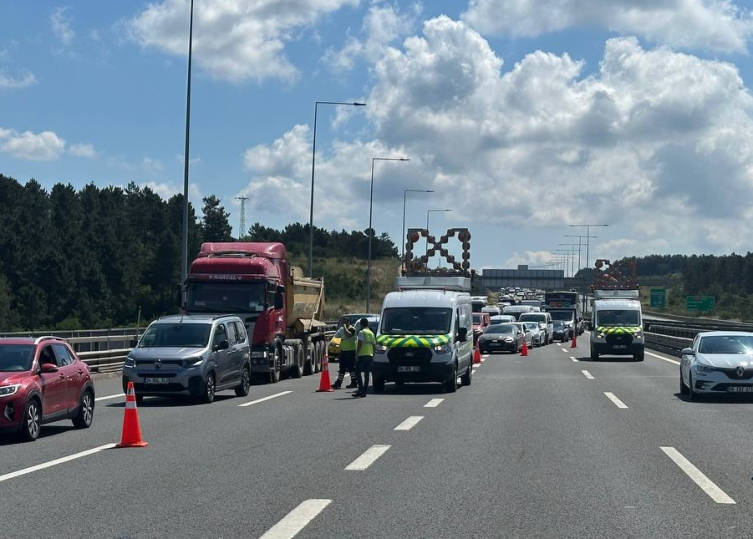 Kuzey Marmara Otoyolu'nda zincirleme kaza: 2 araç alev alev yandı