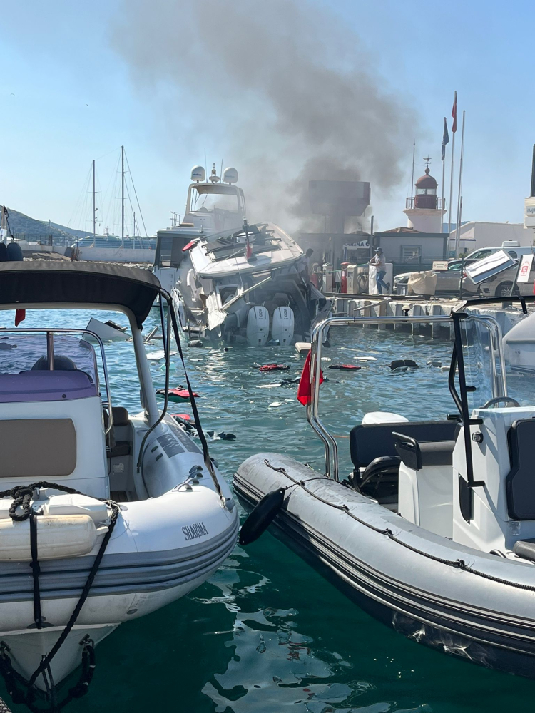 Bodrum'da marinaya yanaşan teknede patlama