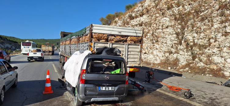 Mersin'de tıra çarpan hafif ticari araçtaki 1'i çocuk 5 kişi hayatını kaybetti