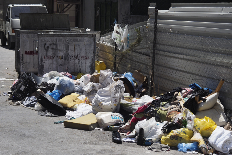 İzmir'de çöpler toplanmadı, sokakları kötü koku sardı