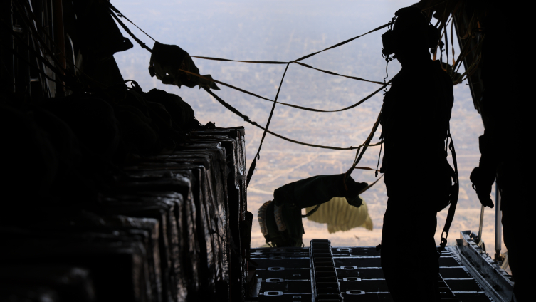 Ürdün, kıtlıkla boğuşan Gazze'ye 5 kez havadan yardım malzemesi indirdi