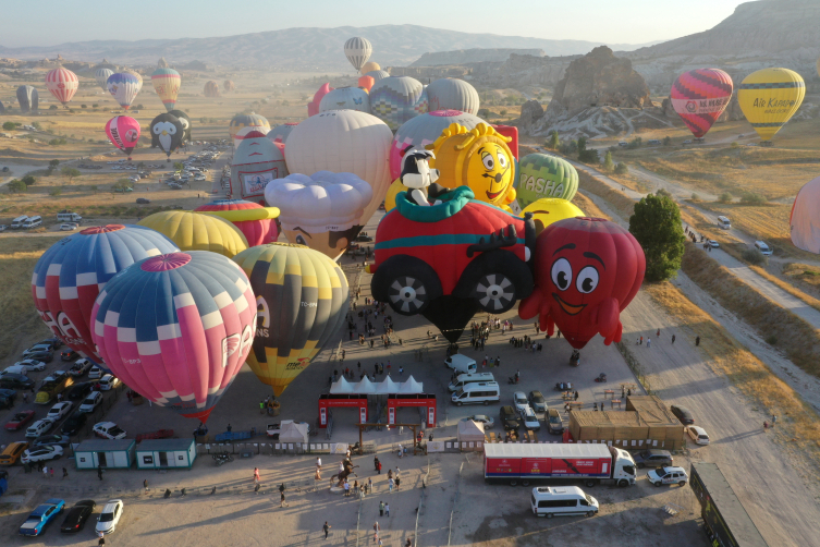 Kapadokya'da figürlü sıcak hava balonları gösteri uçuşu yaptı
