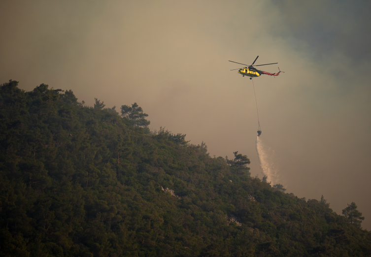 Çanakkale ve Manisa'da orman yangınlarına müdahale sürüyor