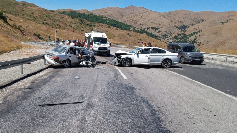 Erzincan'da feci kaza: 3 ölü, 6 yaralı