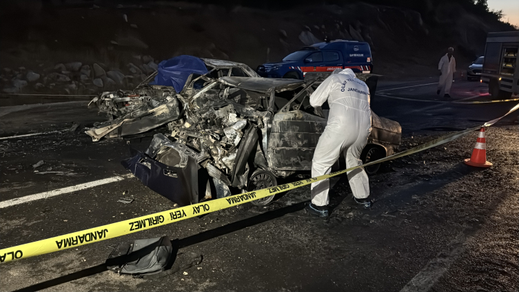 Karabük'te 2 otomobil çarpıştı: 3 ölü